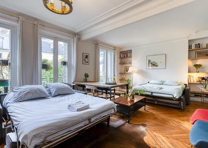 Dans Les Arbres A Montmartre Bed & Breakfast Paříž