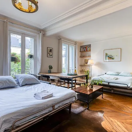Dans Les Arbres A Montmartre Bed & Breakfast Parigi